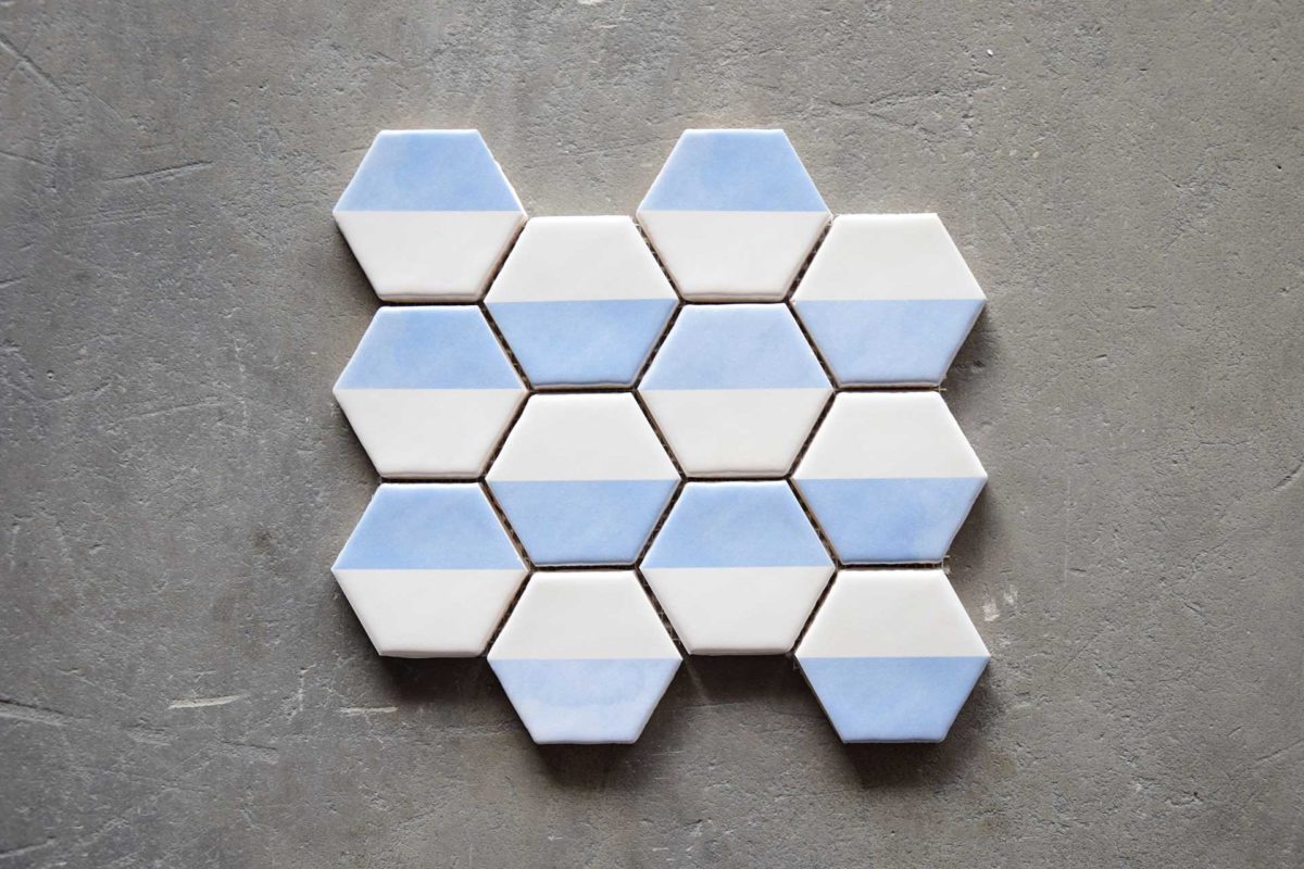 Azulejo malla panal hexagonal dos colores azul y blanco