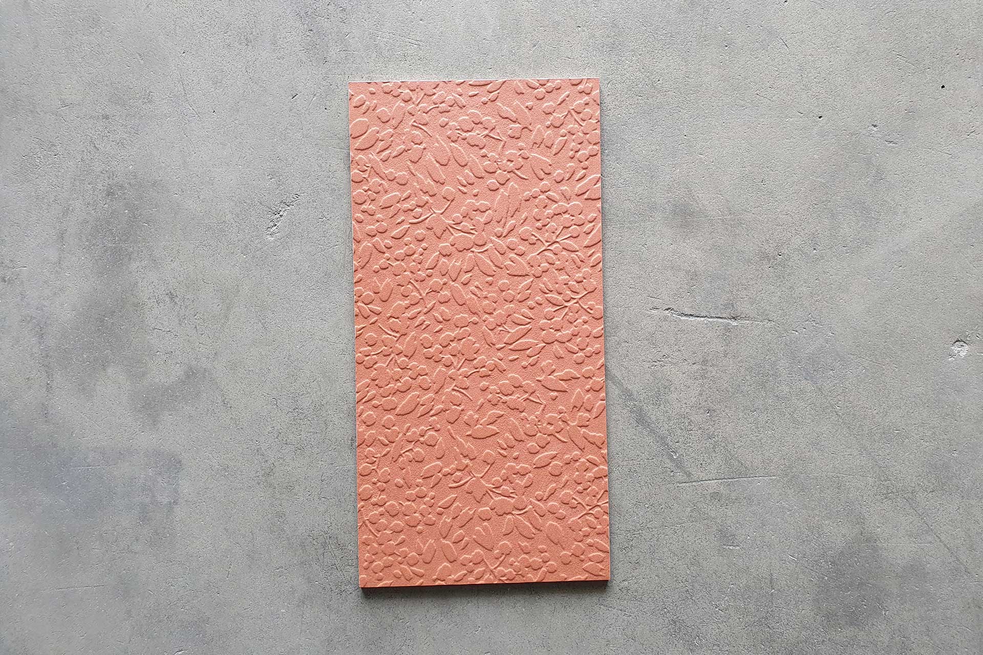 Porcelánico arcilla relieve coral 30×60