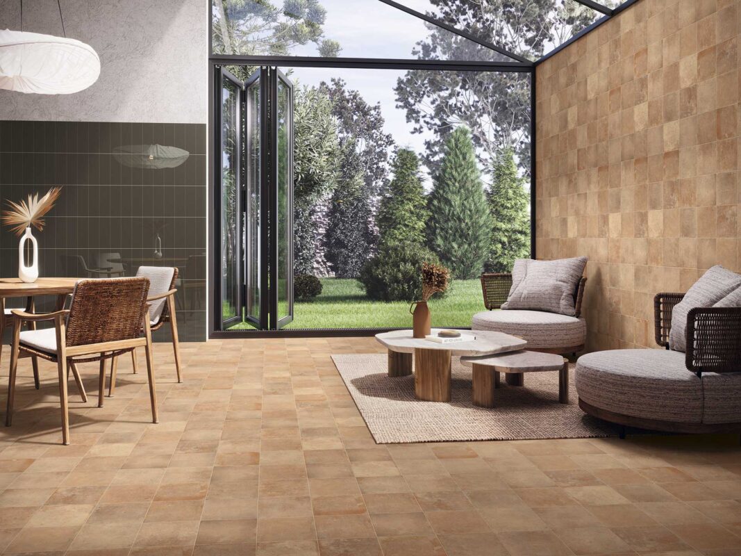 Salón con suelo porcelánico Esencia Cleo natural