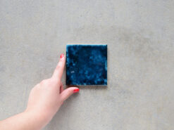 azulejo azul craquelado brillante