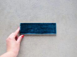 azulejo azul alargado brillante